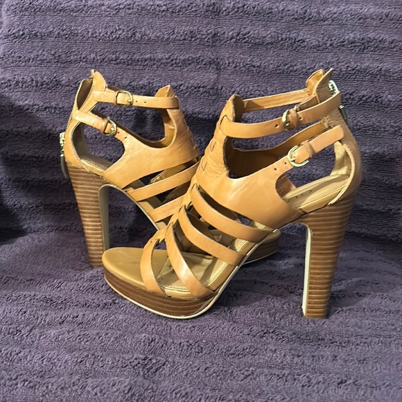 Guess - Picture 1 of 4